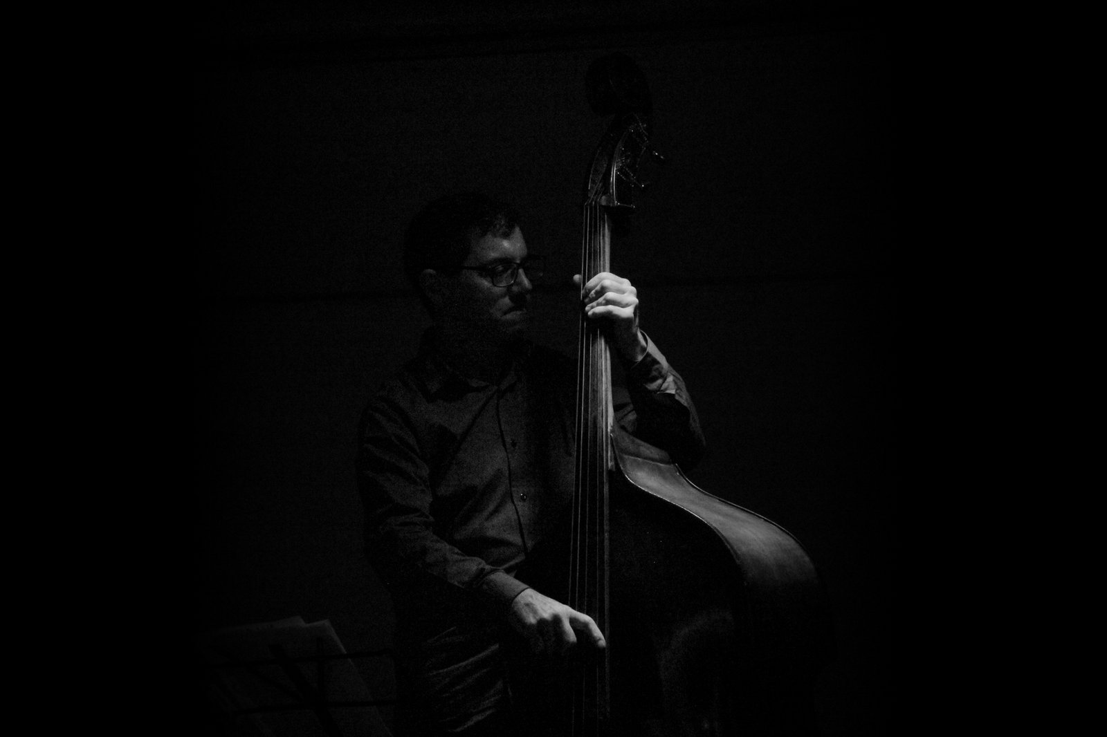 Contrabajista en escena en blanco y negro