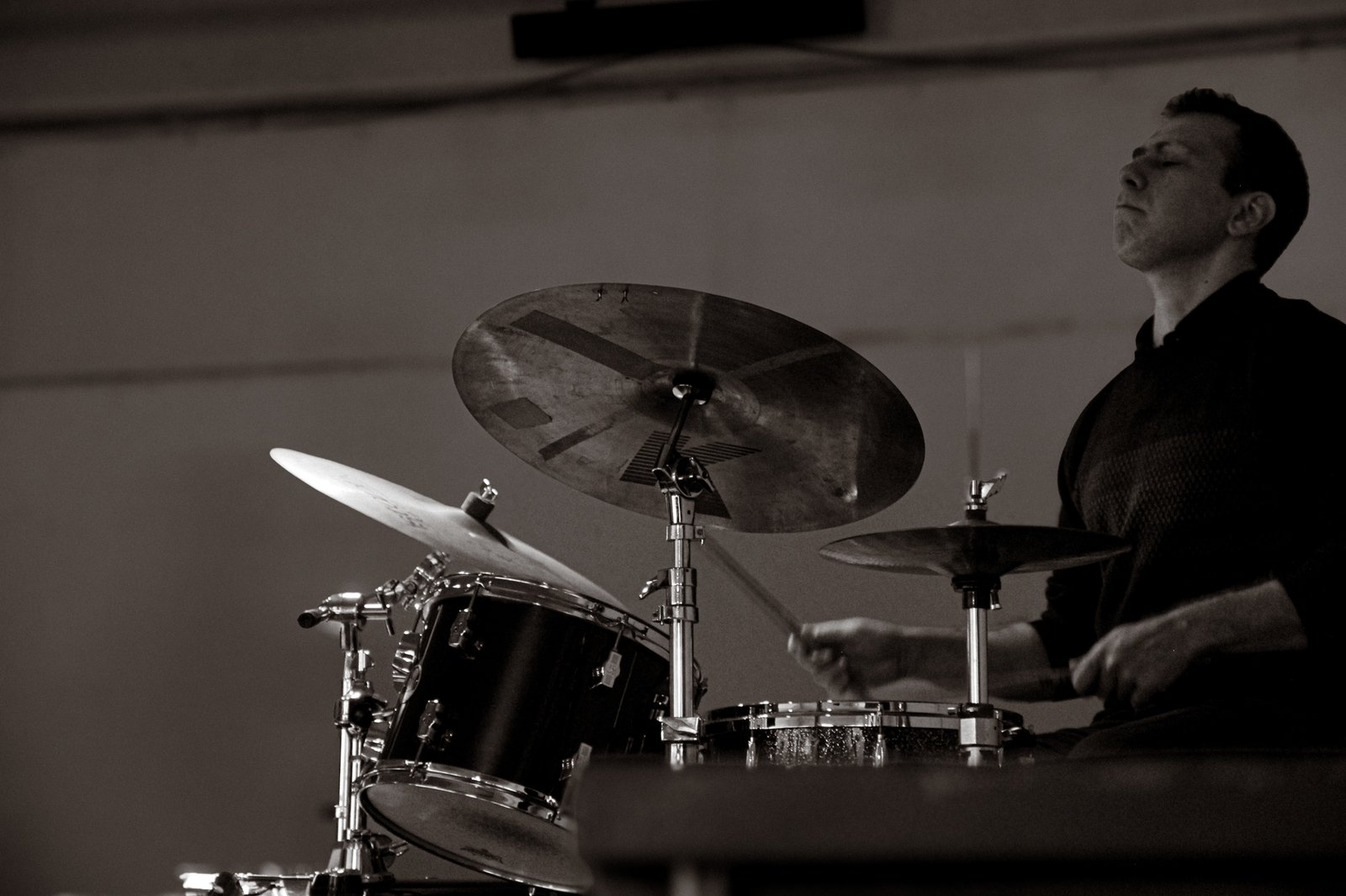 Baterista tocando en blanco y negro