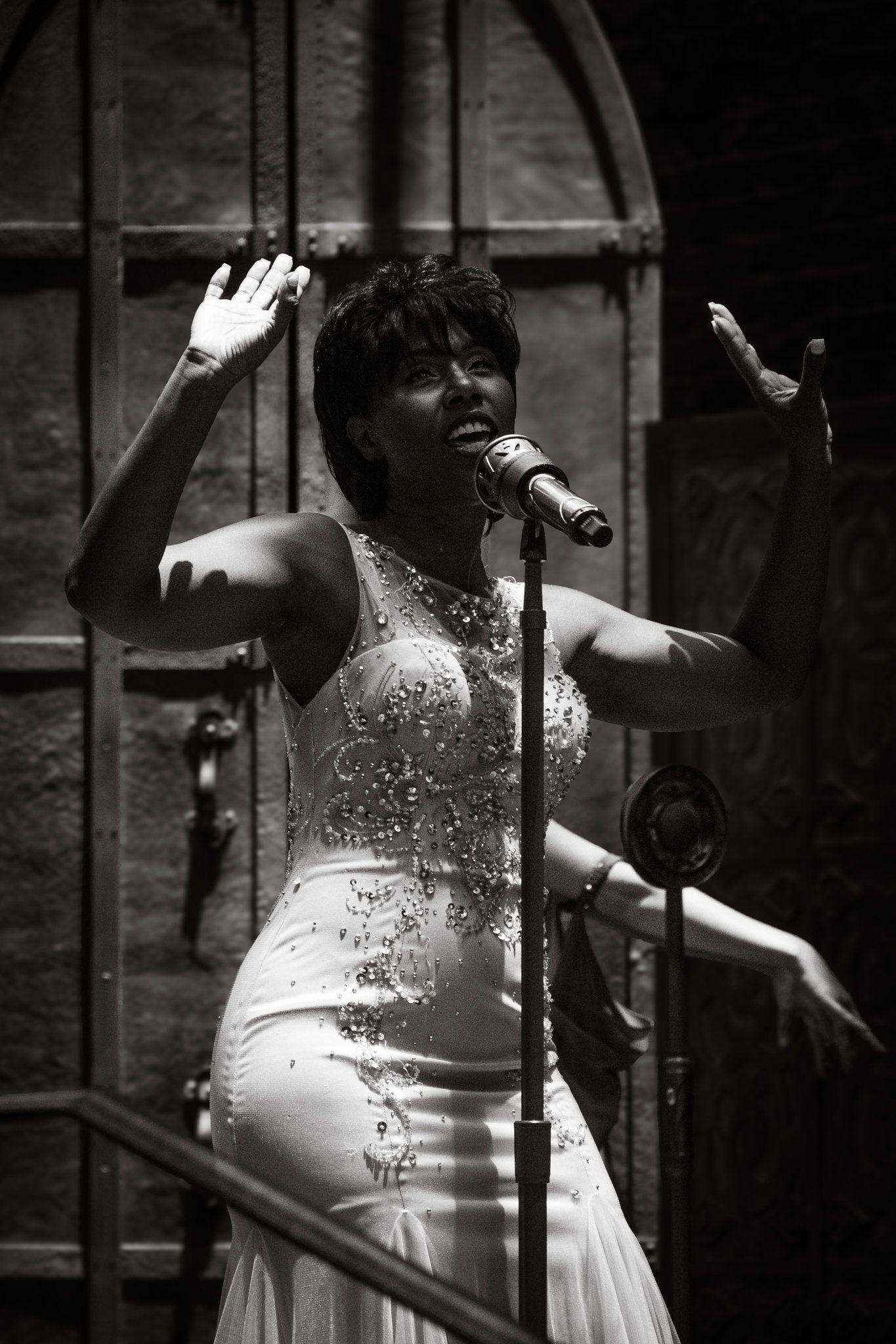 Cantante en escena en una fotografía en blanco y negro
