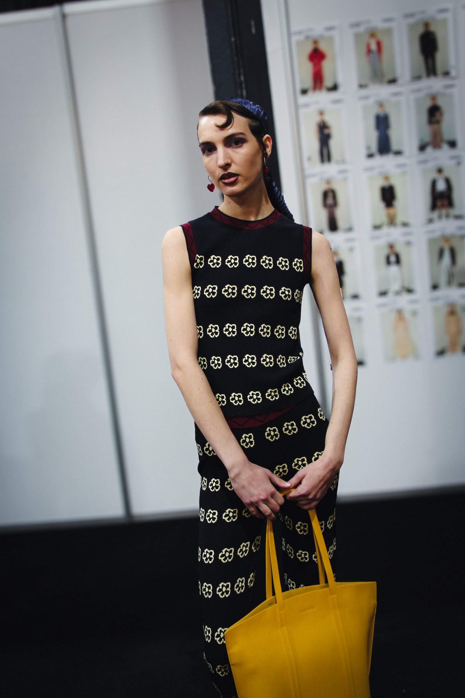 Modelo con vestido estampado y bolso amarillo